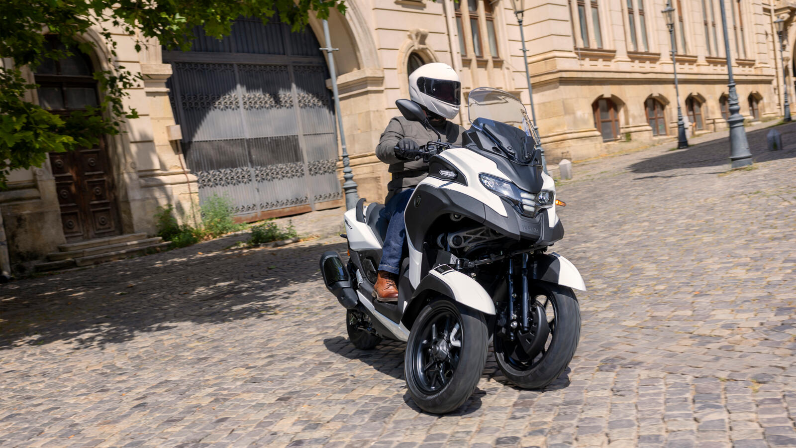 New Yamaha Tricity 300: Make the right move. - Yamaha Motor