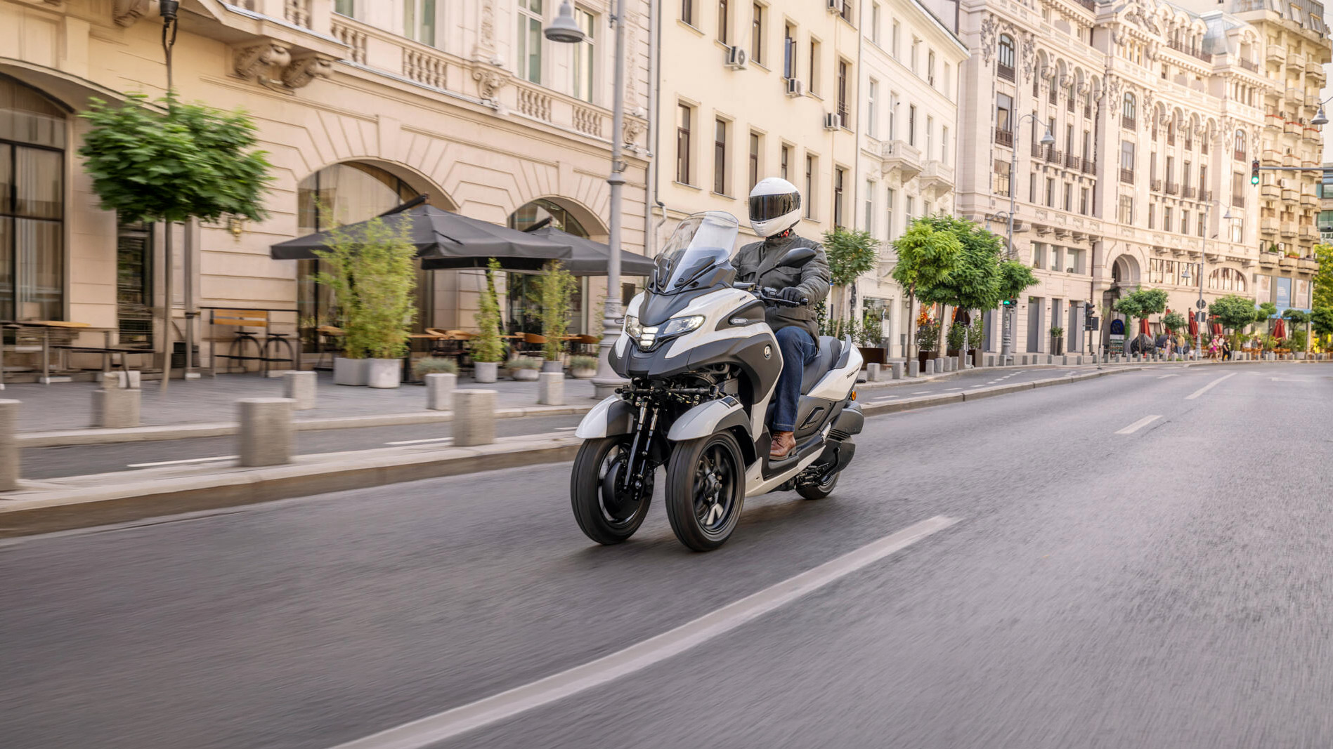 New Yamaha Tricity 300: Make the right move. - Yamaha Motor
